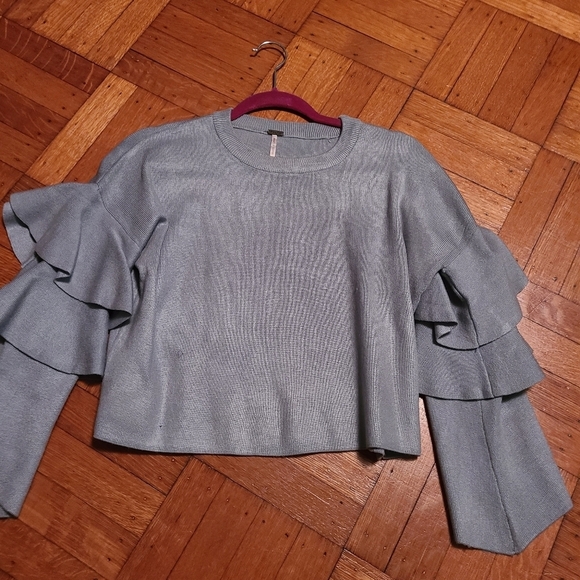 poofoo Tops - Long sleeve ruffle crop top Hp🔥🔥🔥